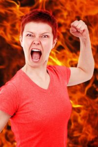 Donna arrabbiata sfondo fuoco