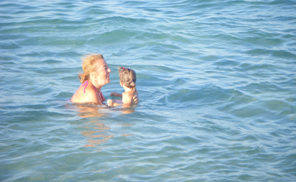 Gioia e relazione in una giornata estiva al mare