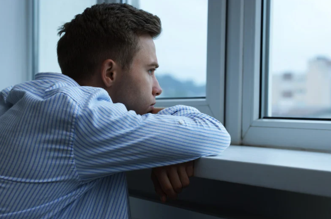 Uomo adulto in un momento di tristezza e solitudine