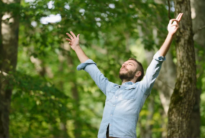 Uomo adulto in armonia con la vita