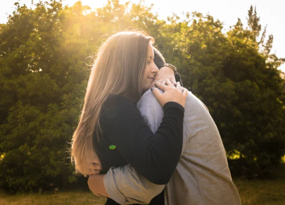 Abbraccio uomo donna