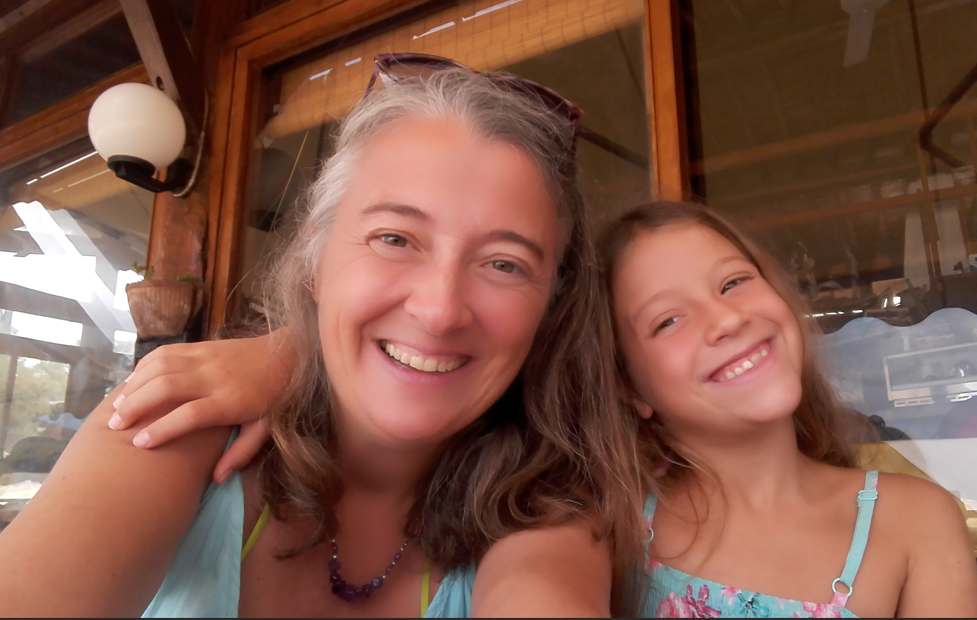 Mia figlia Alice mi abbraccia, vacanza all'Elba 2017